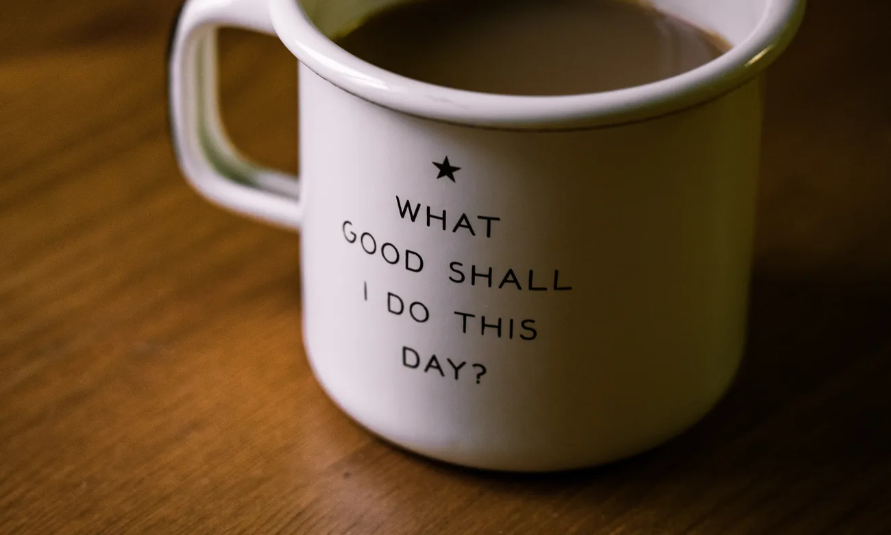 Une tasse en émail gravée « What good shall I do this day? »